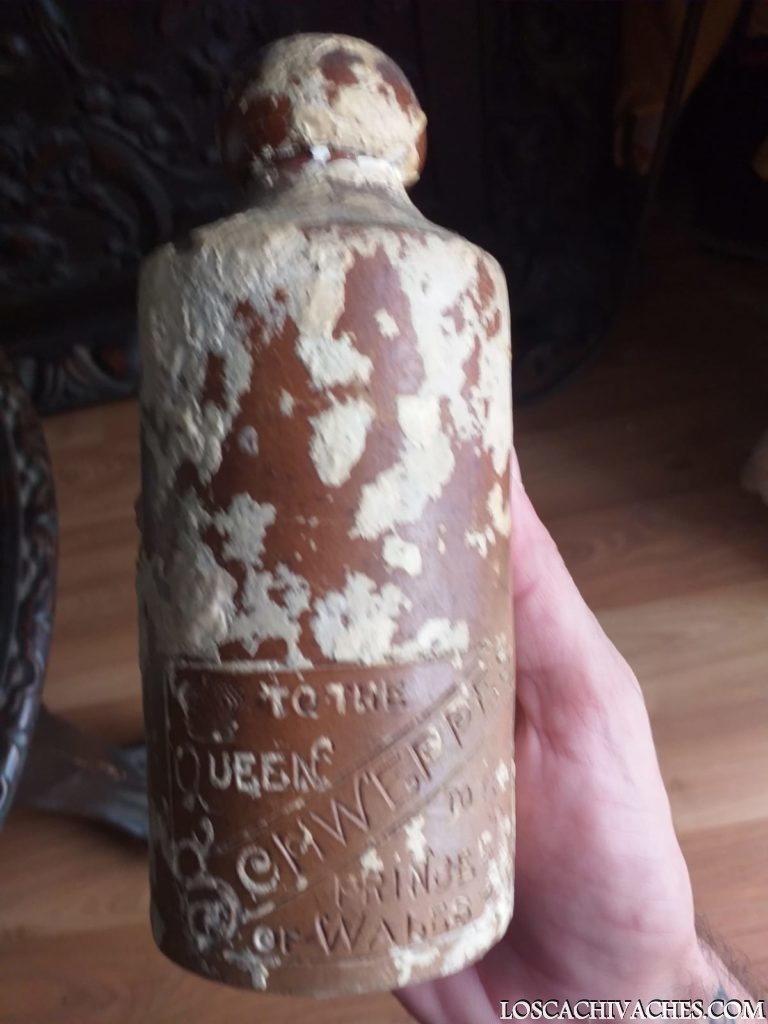 Botella antigua Schweppes 1890 rescatada bajo del mar