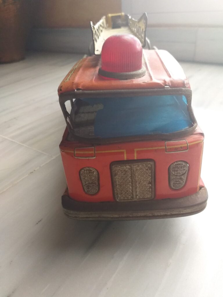 juguetes antiguos de hojalata, camion de bomberos con bomberos 2