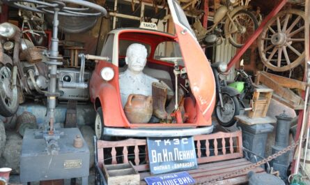 museo de cachivaches, museo de chatarras, coches antiguos, herramientas, objetos, Kocherinovo
